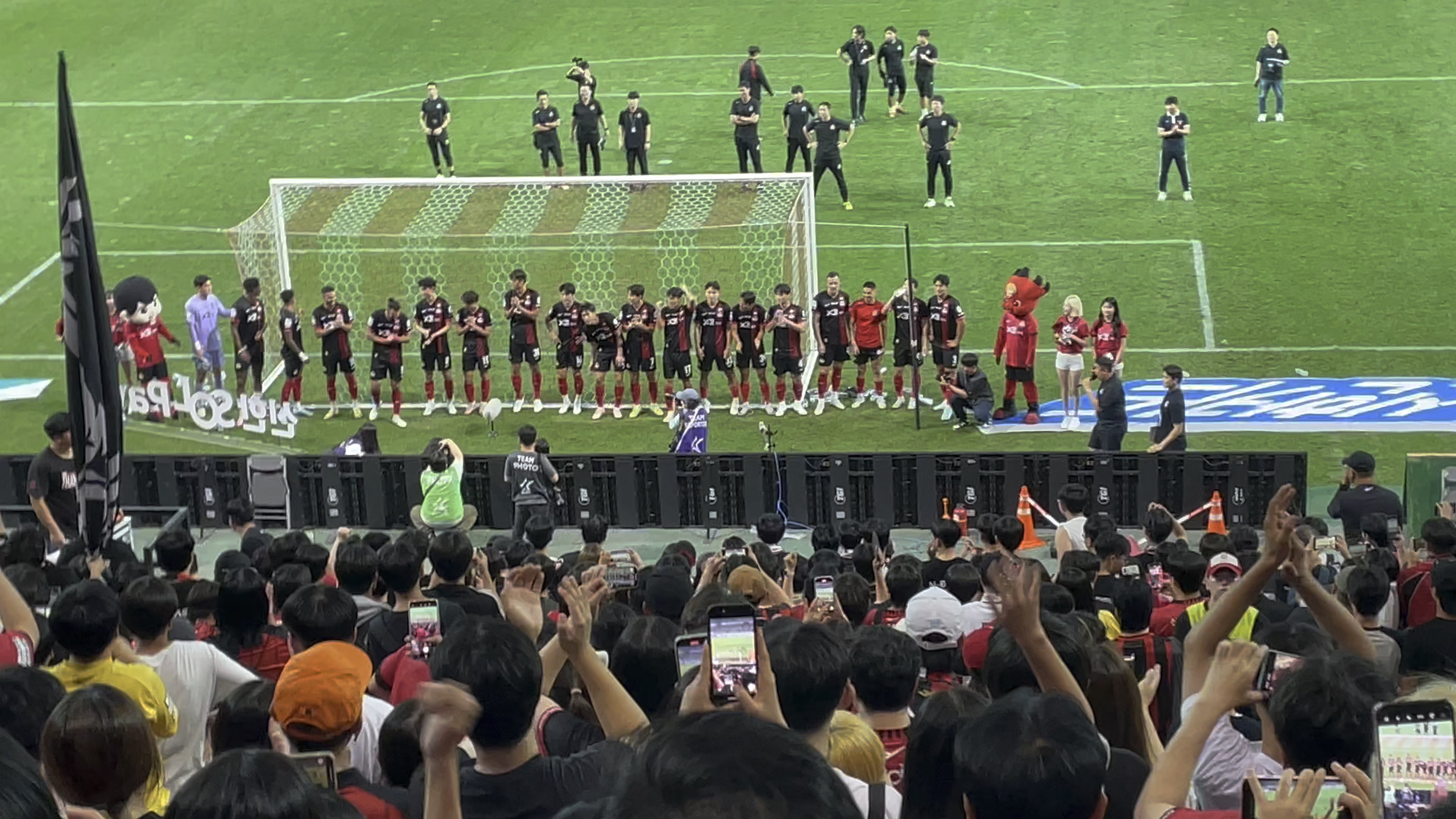 包含首尔现场爆战，双方实力对比引热议的词条