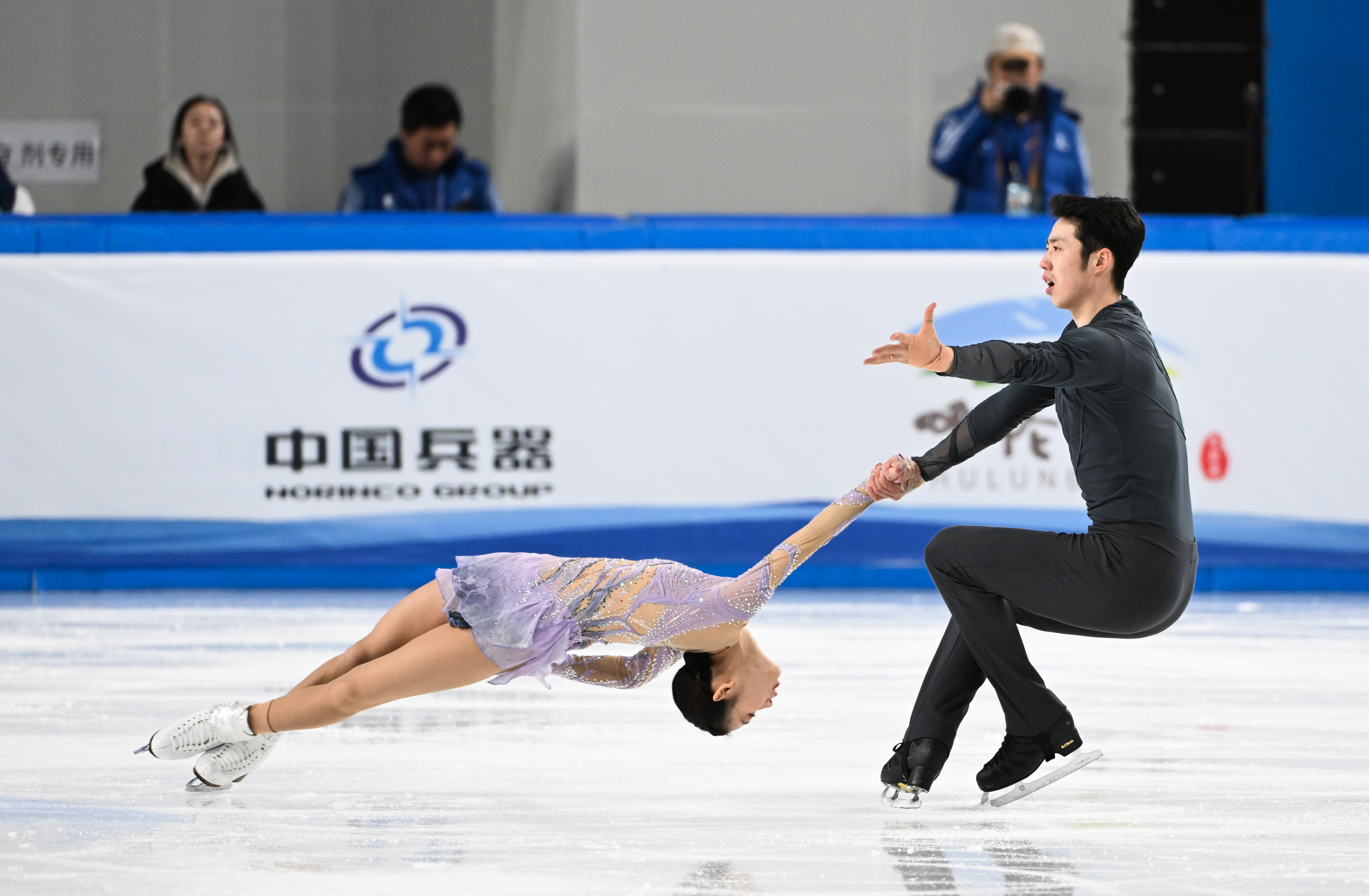 短道速滑赛场上掀起狂潮，冰上飞人争艳