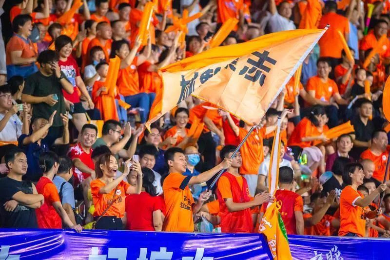 足球盛宴继续上演，球迷热情无限的简单介绍
