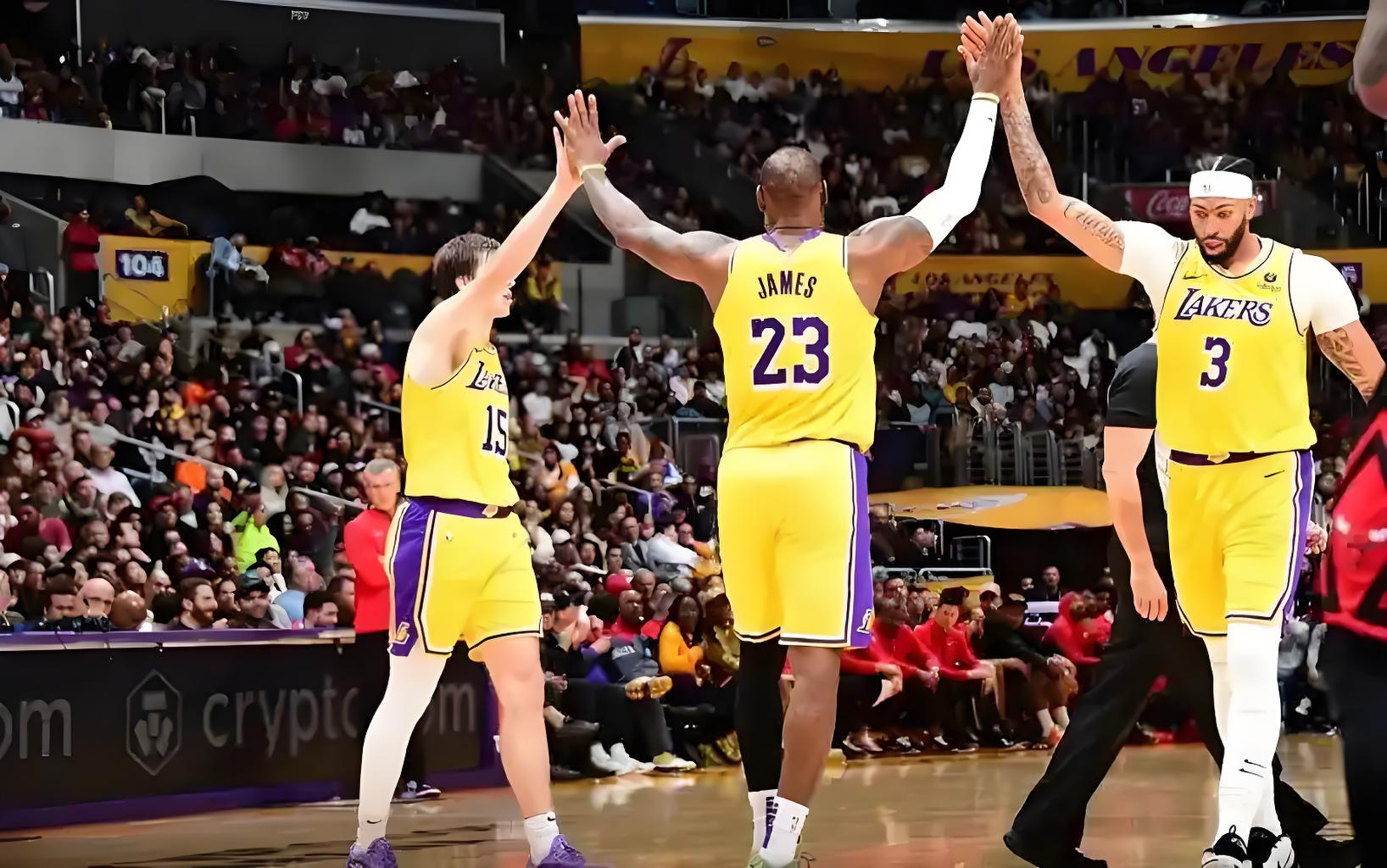开云体育下摘-NBA新赛季揭幕战惊现逆转，焦点纷呈