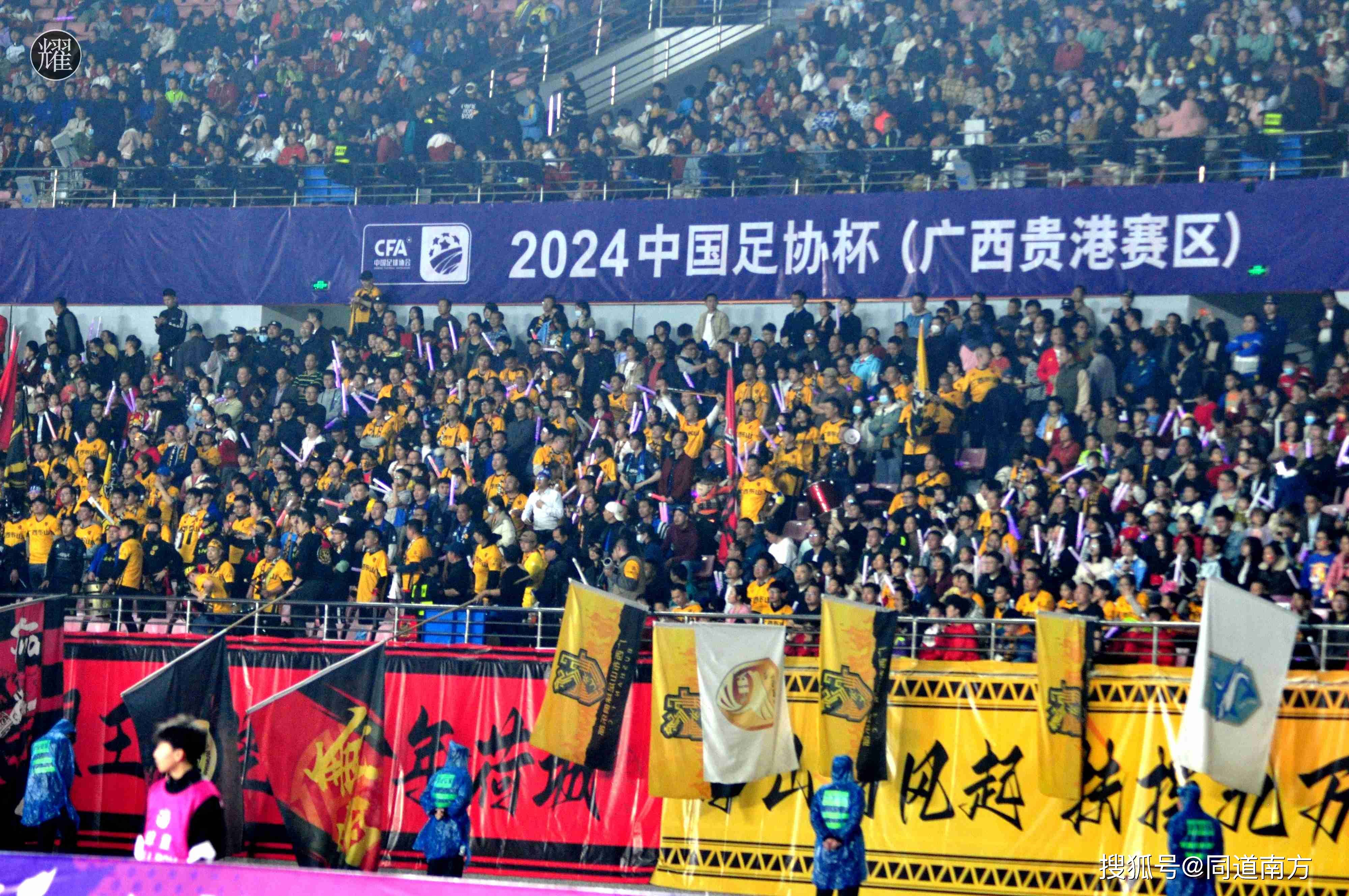 开云体育平台官网入口-运动场上的风云变幻，足球比赛呈现火爆局面的简单介绍